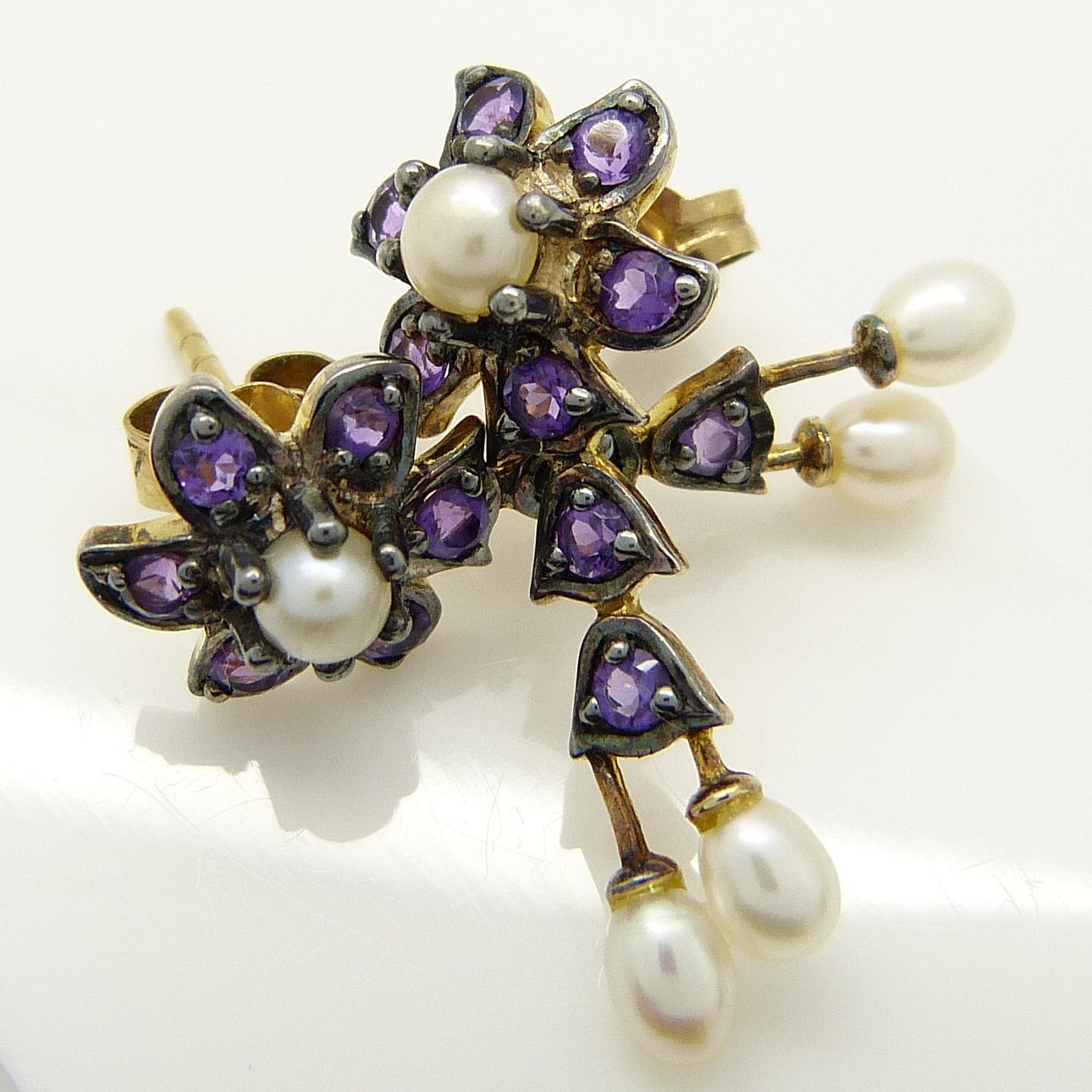 AMETHYST- UND PERLENOHRRINGE.