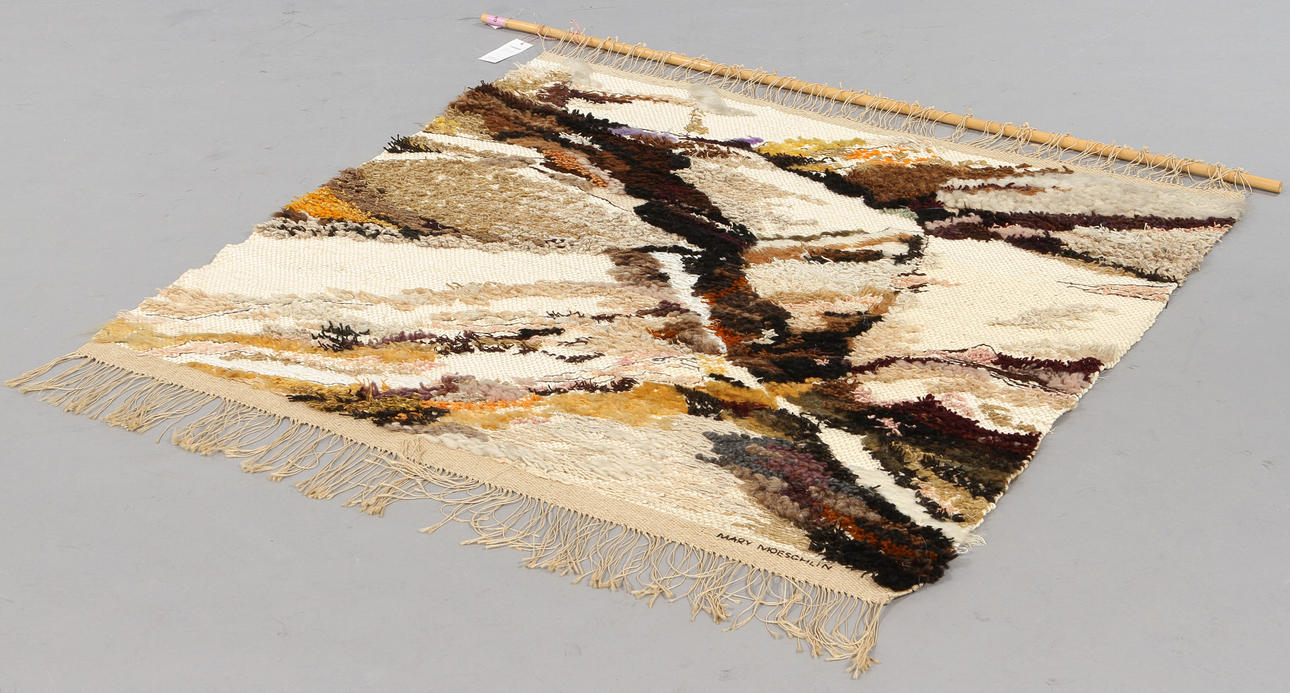 MARY MOESCHLIN. Textil, signerad.