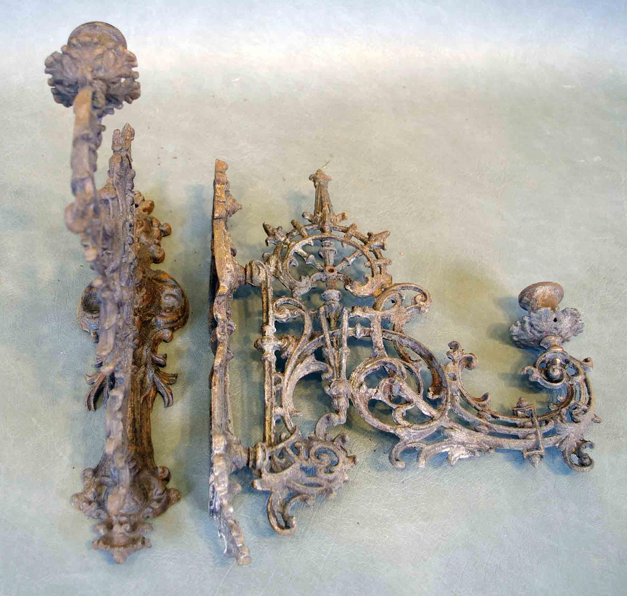 VÄGGLJUSSTAKAR, 1 par, gjutjärn.