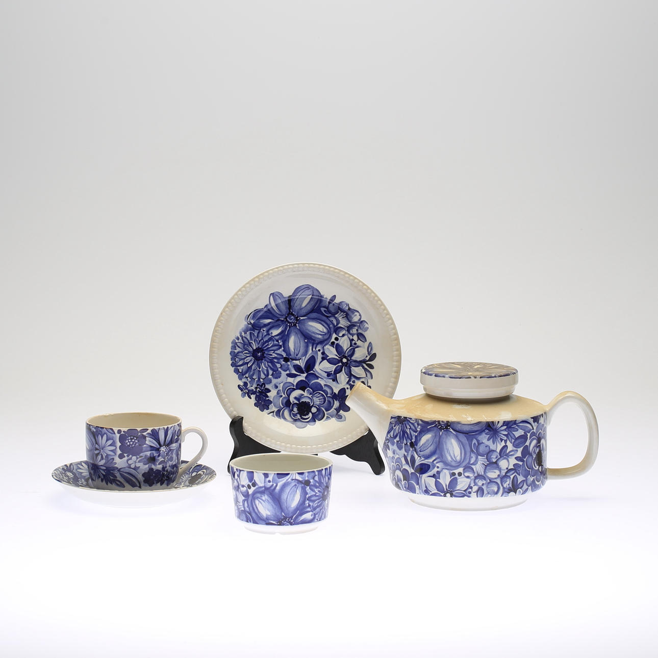 SERVISDELAR, porslin, Gefle, blå blomster.