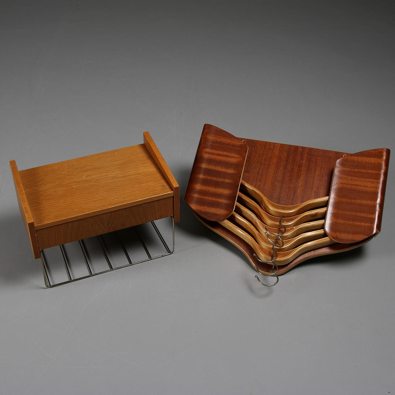 TELEFONHYLLA och GALGHÅLLARE, teak, 1960-tal.