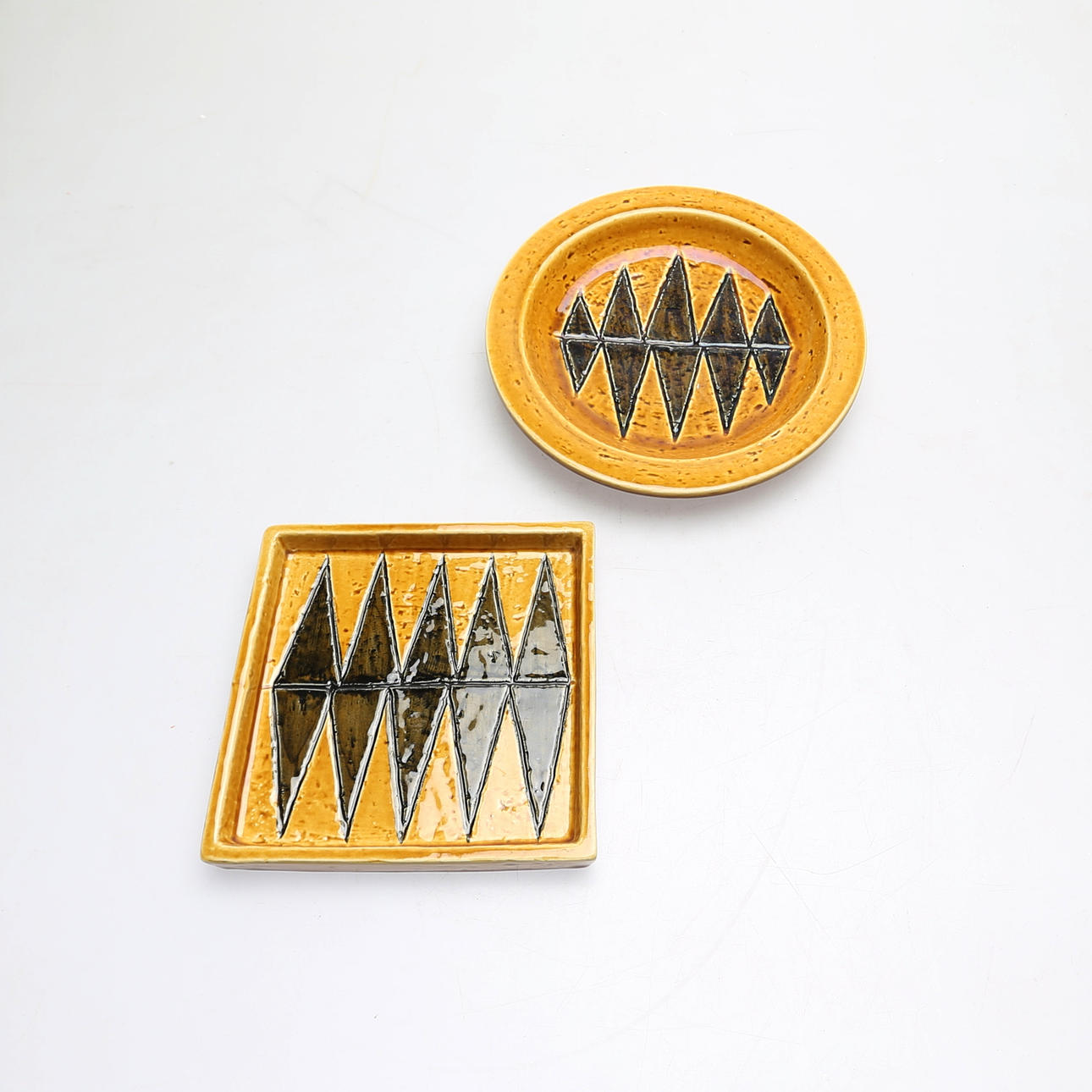 PLADE 2 stk, keramik, Rörstrand "Harlekin" 1900 tallet.