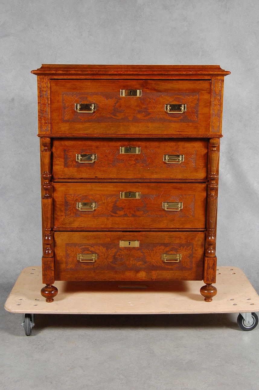 BYRÅ, Nyrenässans, med skuren dekor,1800-talets senare del.