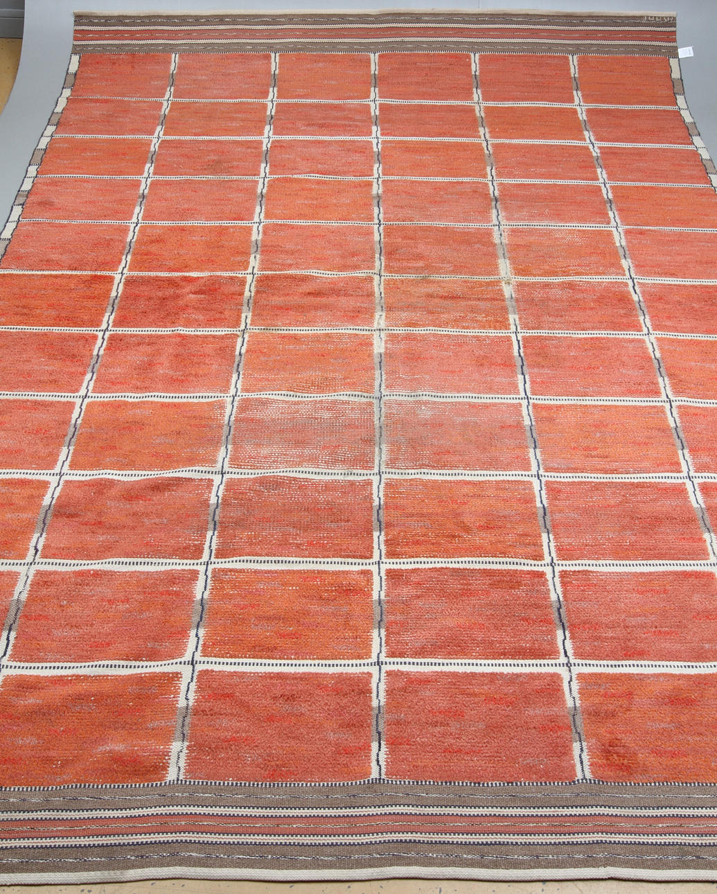 MATTA, "Rutig röd halvflossa", AB Märta Måås-Fjätterström. Ca 370 x 266 cm.