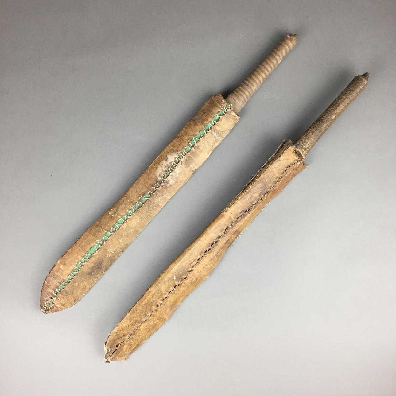 - 2 KORTA SVÄRD OL ALEM.