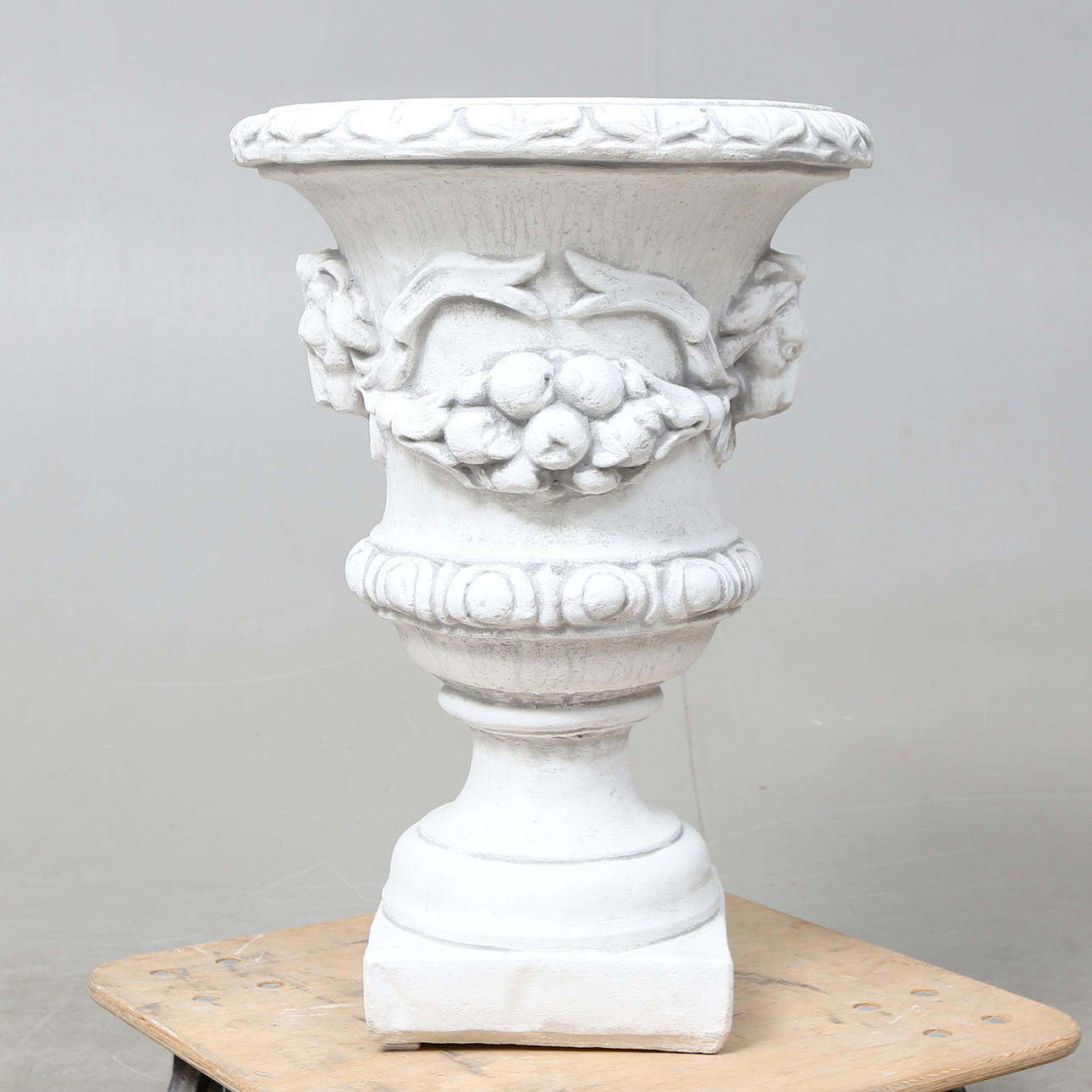 TRÄDGÅRDSURNA, stenmassa, samtida.