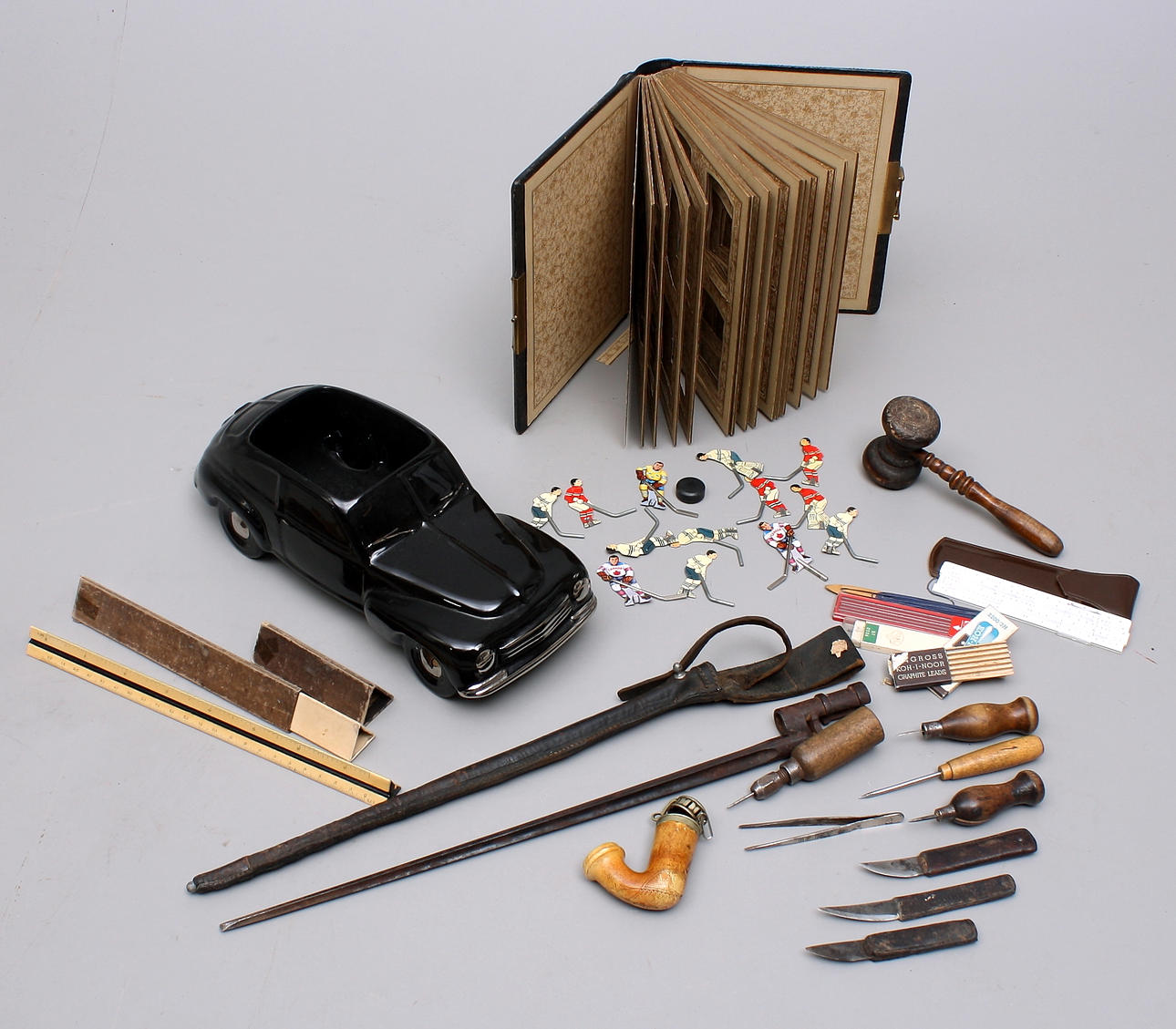 DIVERSE FÖREMÅL, bajonett + äldre fotoalbum + ishockeyfigurer + bil, keramik + äldre verktyg mm.