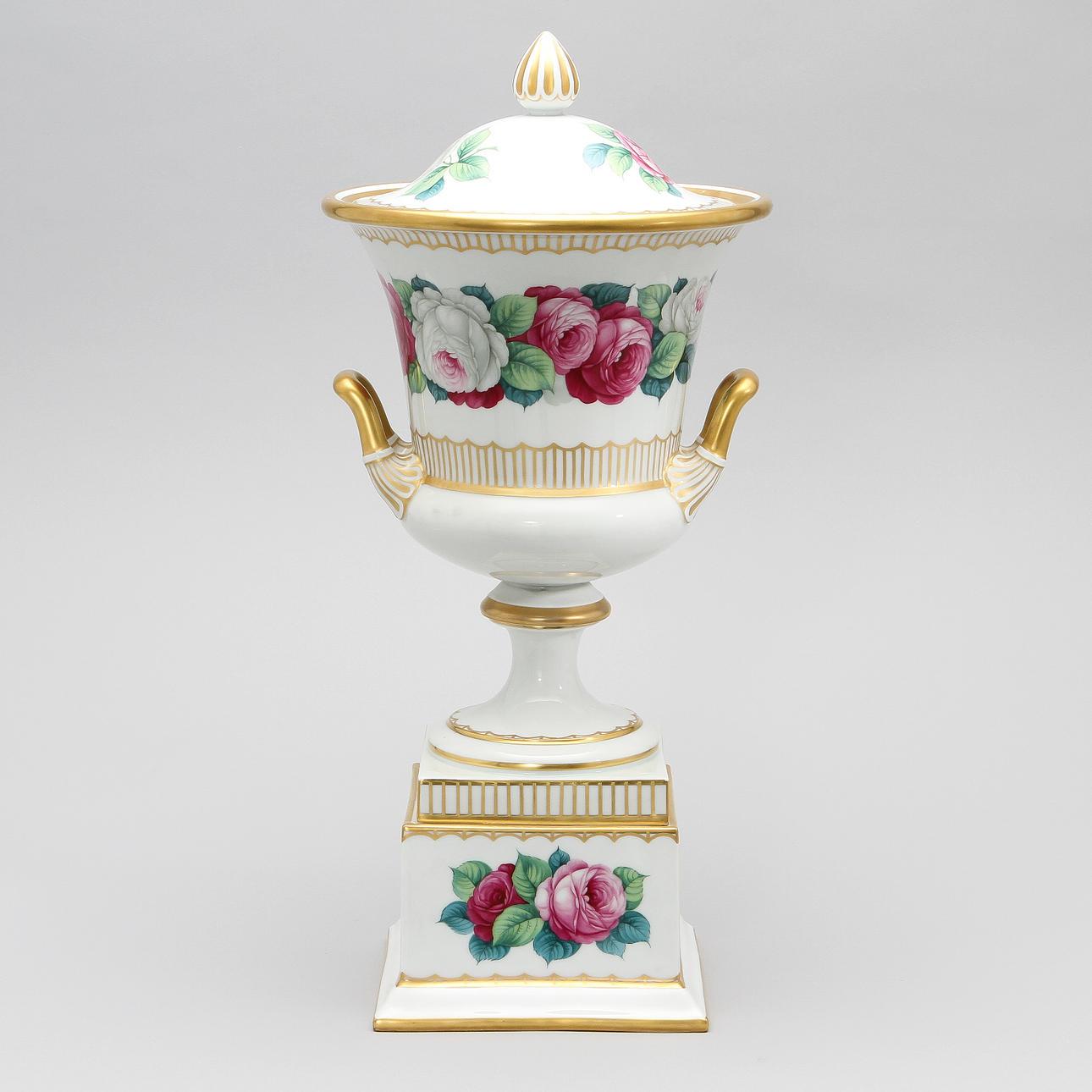 LOCKURNA, porslin, Österrike, 1900-talet första hälft, sign G. Schwalb.