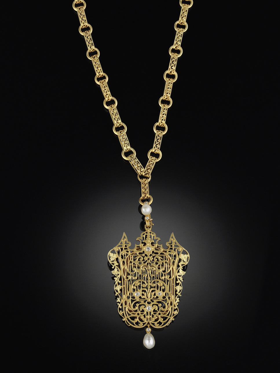 HÄNGE/BROSCH, 14 kt guld med genombrutet mönster med 7 små gammalslipade diamanter och 2 små pärlor, samt relikgömma.