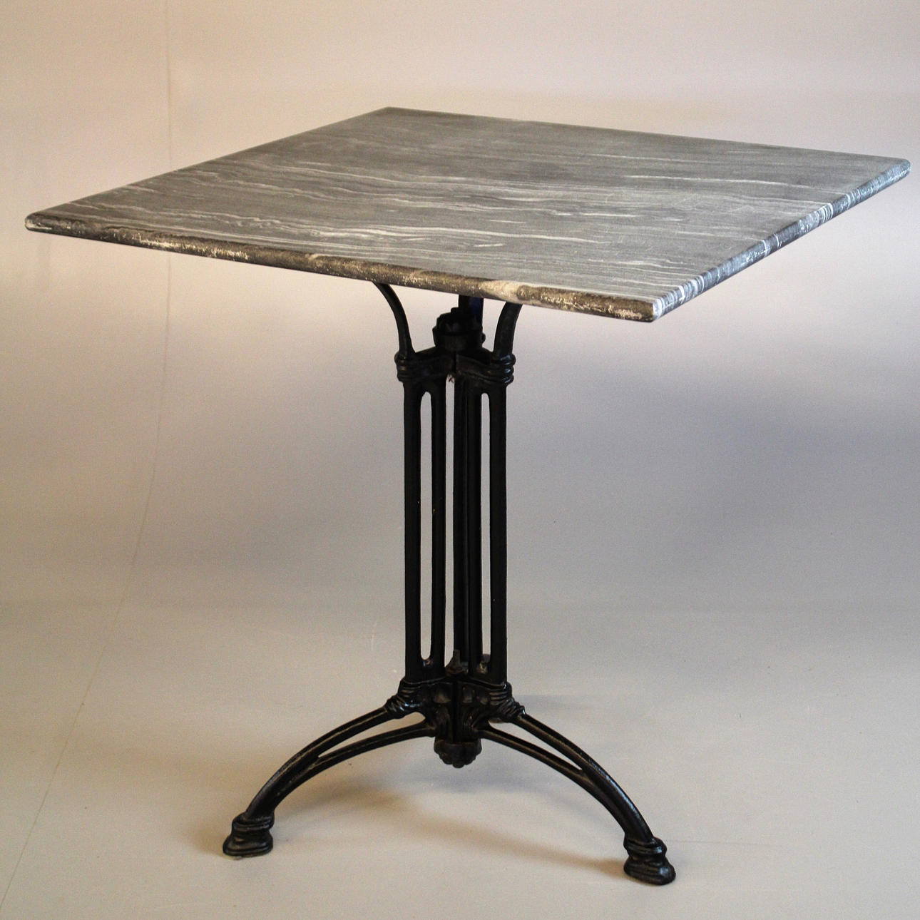 BORD gjutjärn med stenskiva.