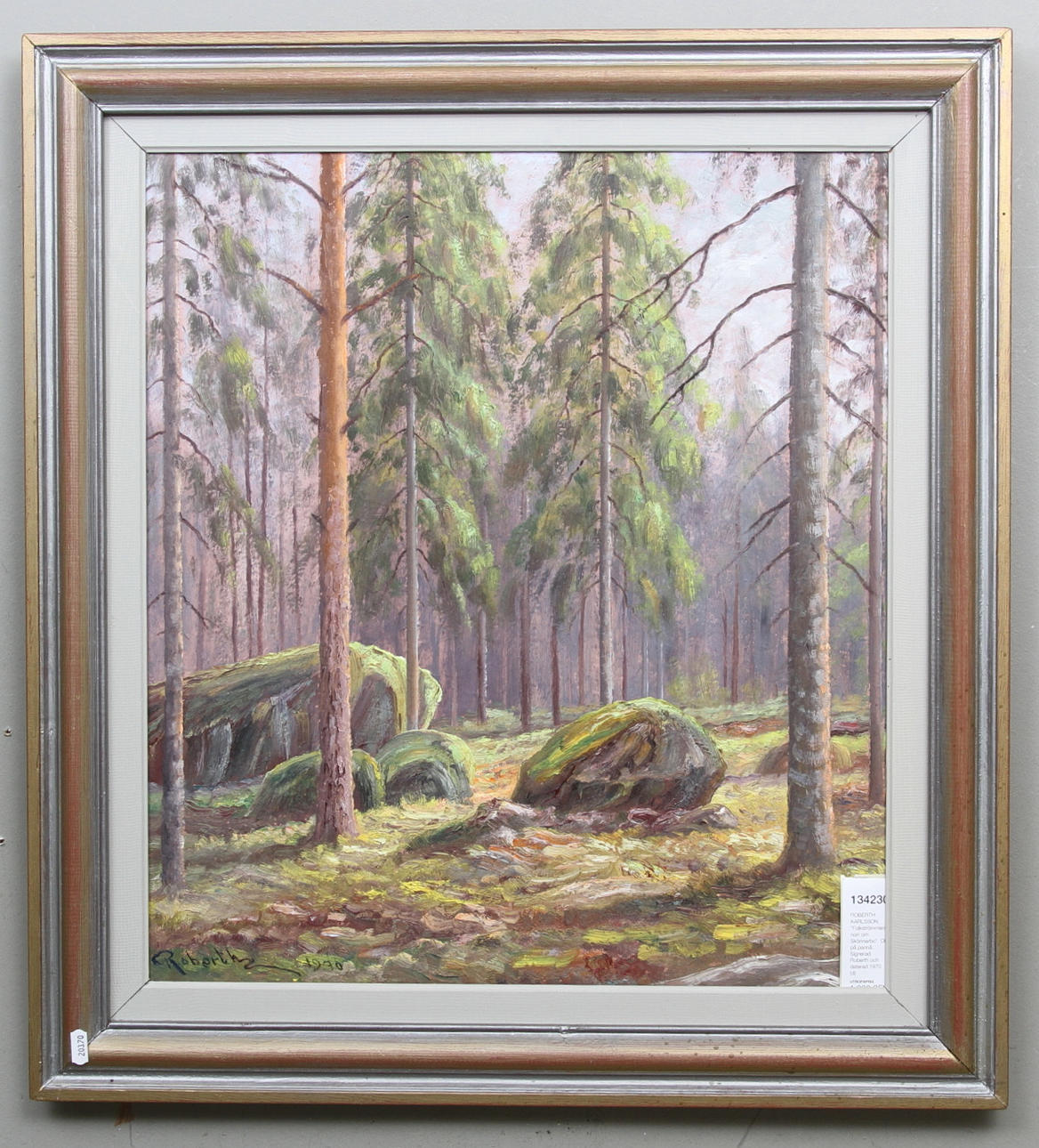 ROBERTH KARLSSON. "Folkströmmen, norr om Skönnarbo". Olja på pannå. Signerad Roberth och daterad 1970.