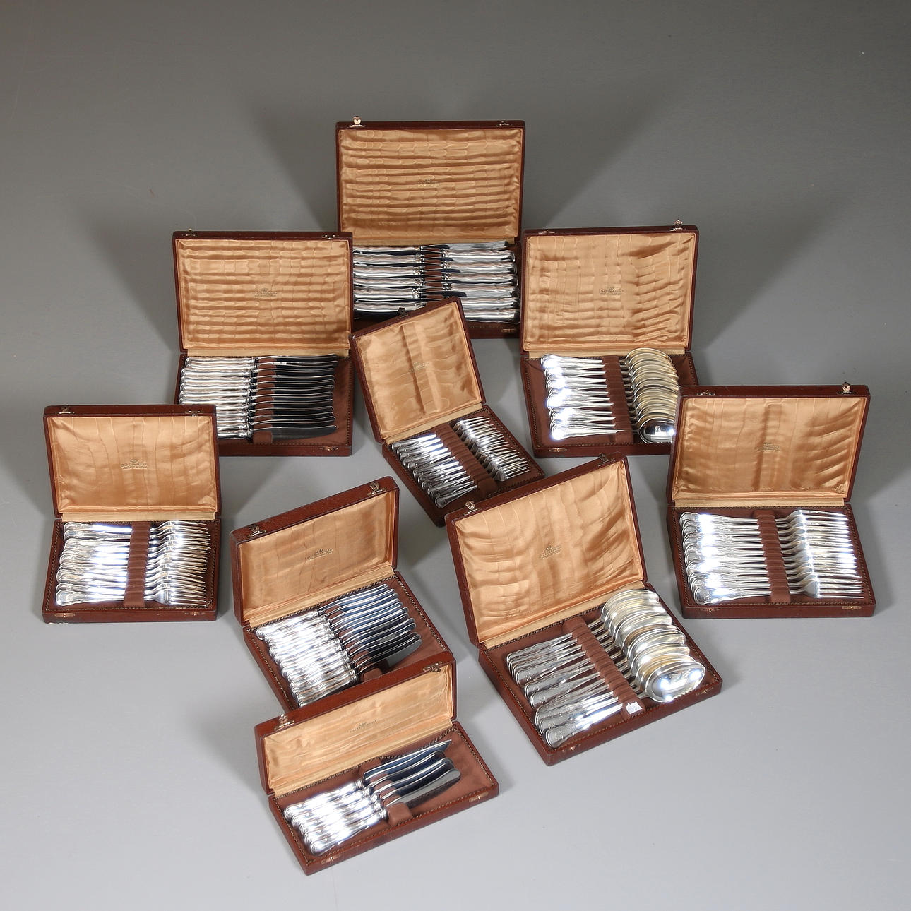 BESTICKSERVIS, 102 delar, silver "Chippendale" C G Hallberg, Stockholm 1928-32. Vikt 4360 gram.