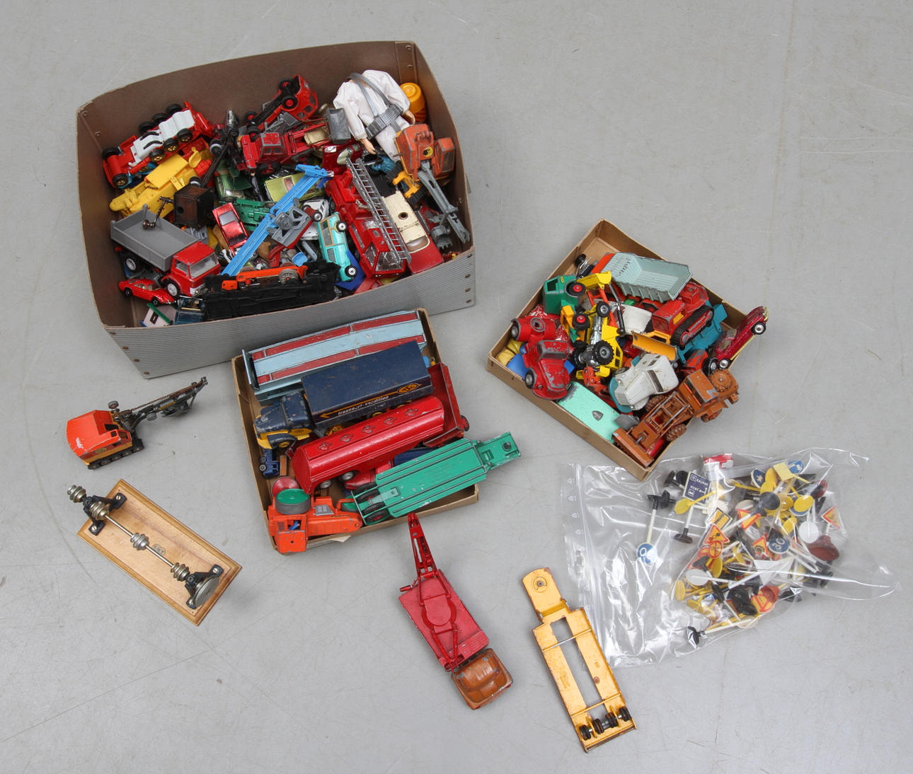 MODELLBILAR TEKNO, DINKY TOYS, VILMER, LESNEY, LEGO med flera.