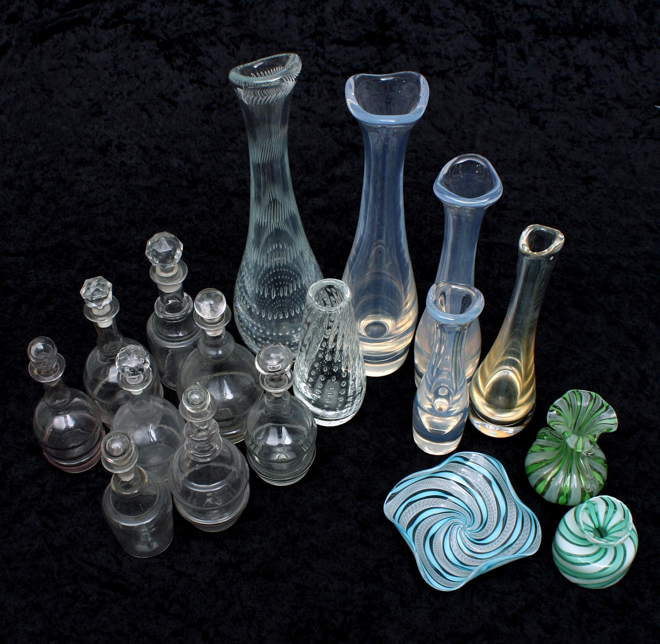 GLASFÖREMÅL, 17 st, Kosta, Orrefors, Murano, glaskaraffer 1800-/1900-tal.