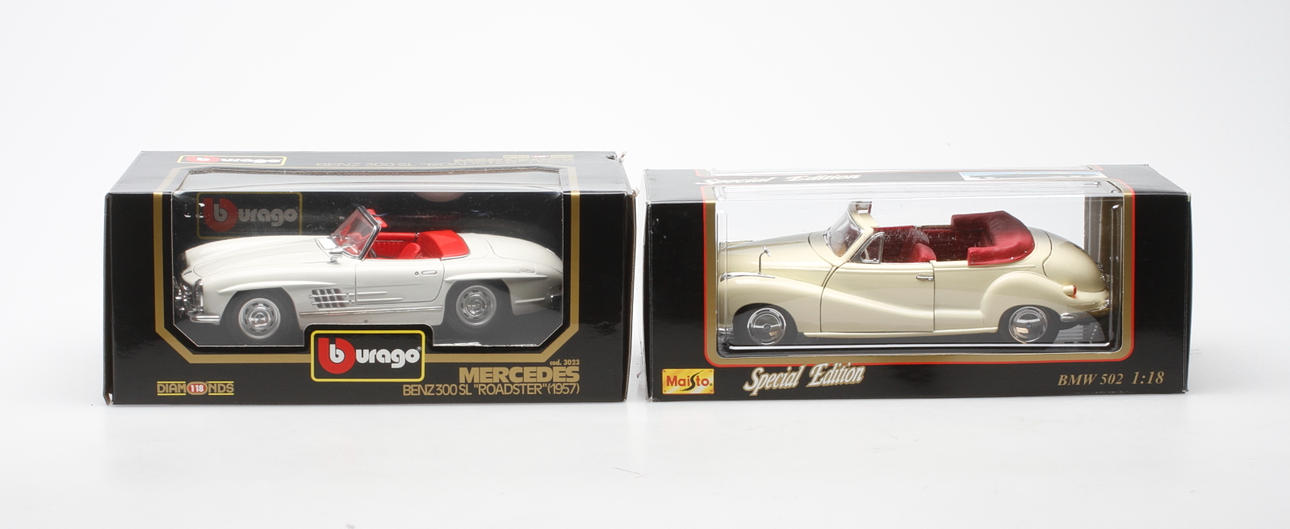 MODELLBILAR, Mercedes 300 SL Roadster 1957, Burago 1:18 samt BMW 502 Cabriolet 1955, Maisto 1:18.