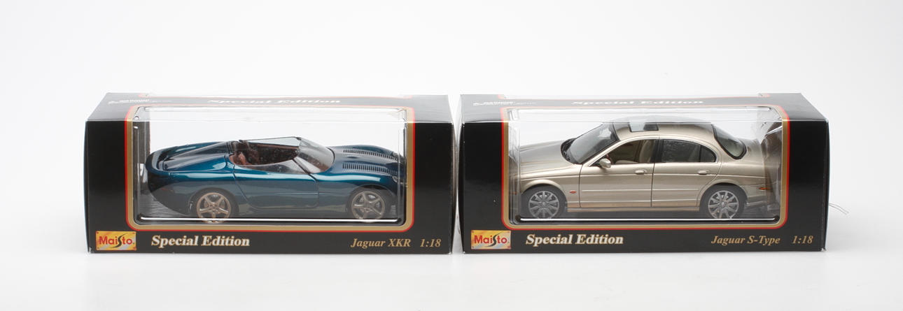 MODELLBILAR, Jaguar XKR 1998 Special Edition samt Jaguar S-type 1999 Special Edition, Maisto 1:18.