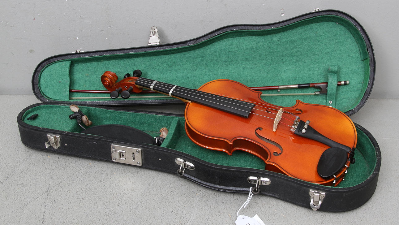 1/2 FIOL samt FODRAL, Tjeckoslovakien.