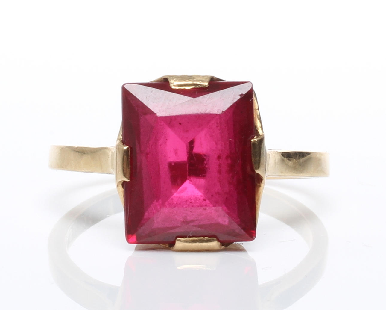 RING, 18k guld med röd facettslipad sten, stämplad ASN, Sverige. Vikt ca 2,9 gram.