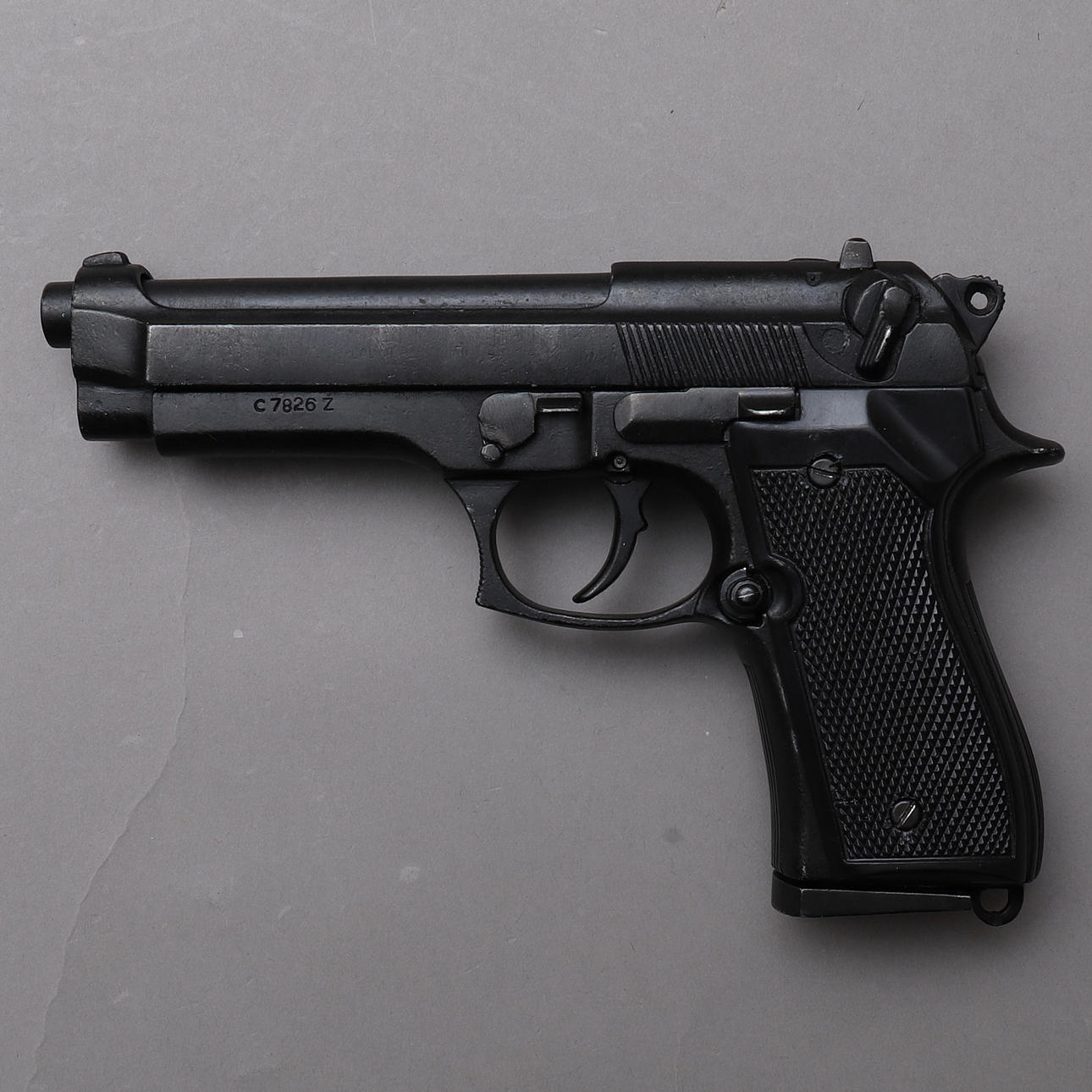 PISTOL, replika efter Beretta mod 92 F.9 mm.