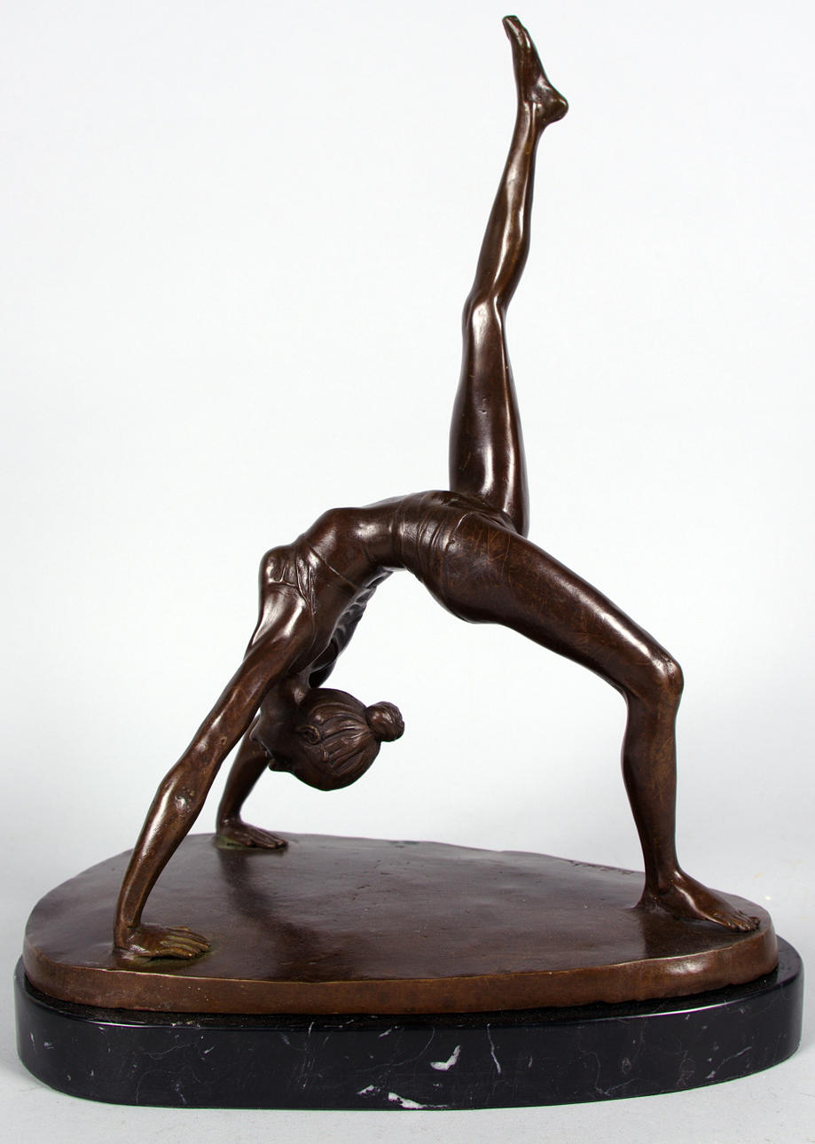 BRONSSKULPTUR på marmorsockel, gymnast.