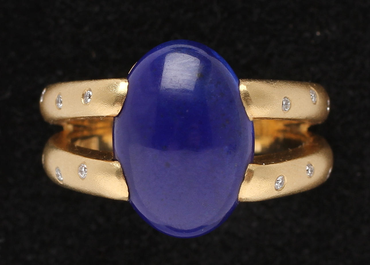 RING, 18k guld med lapis lazuli samt tolv mindre diamanter. Vikt 10,3g.