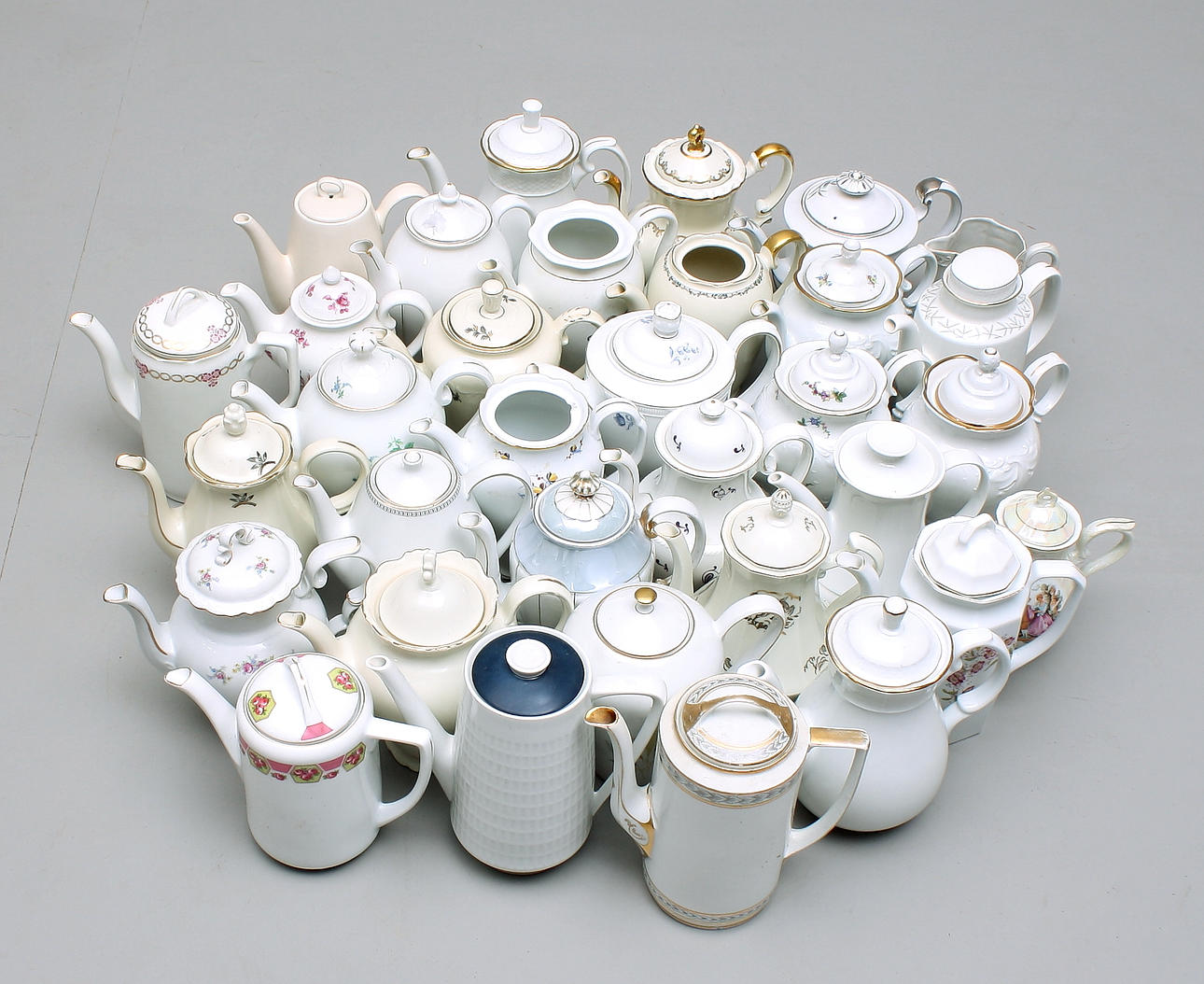 KAFFEKANNOR, samling 34 st, porslin / keramik.