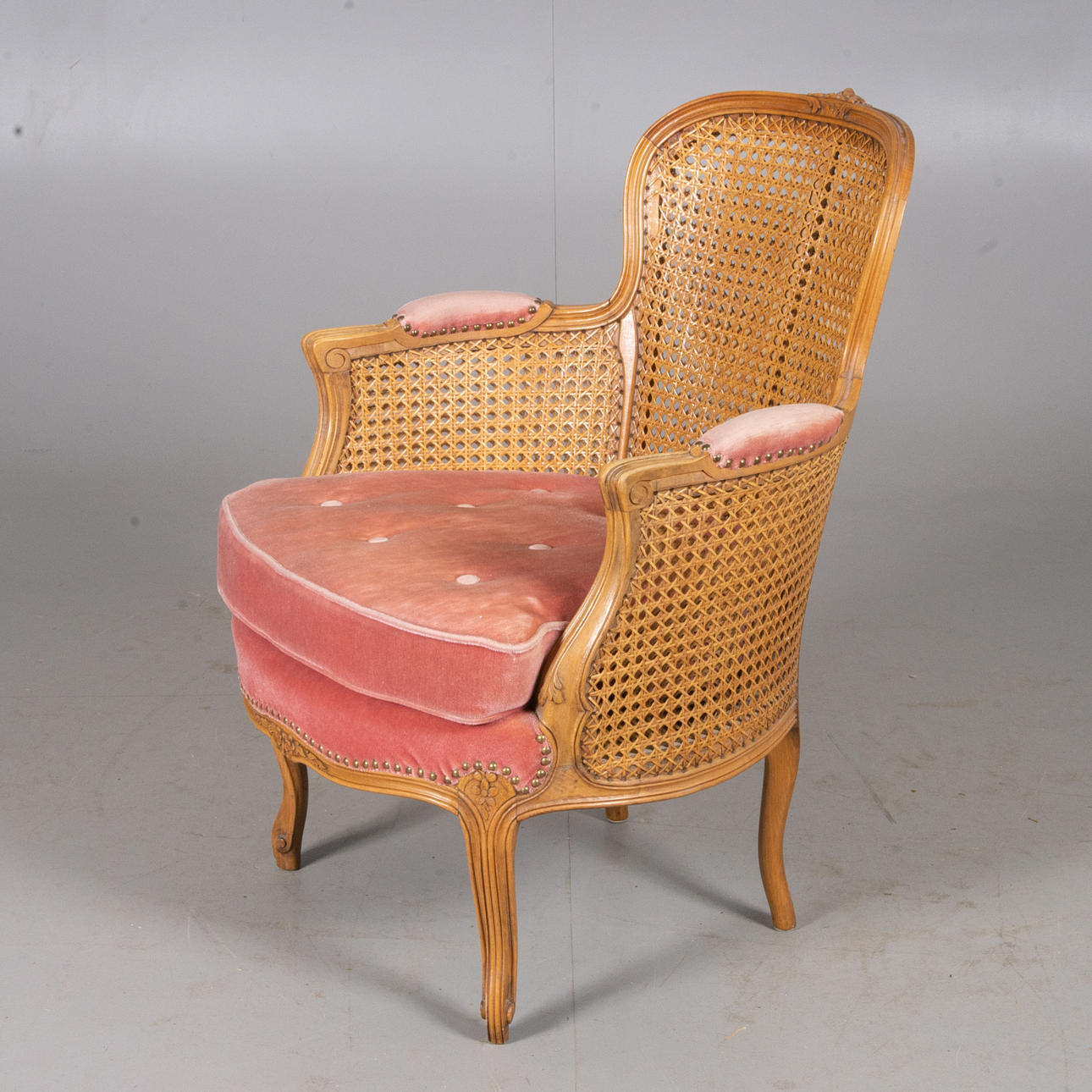 ARM CHAIR, Nussbaum/Rattan mit Plüschpolsterung.