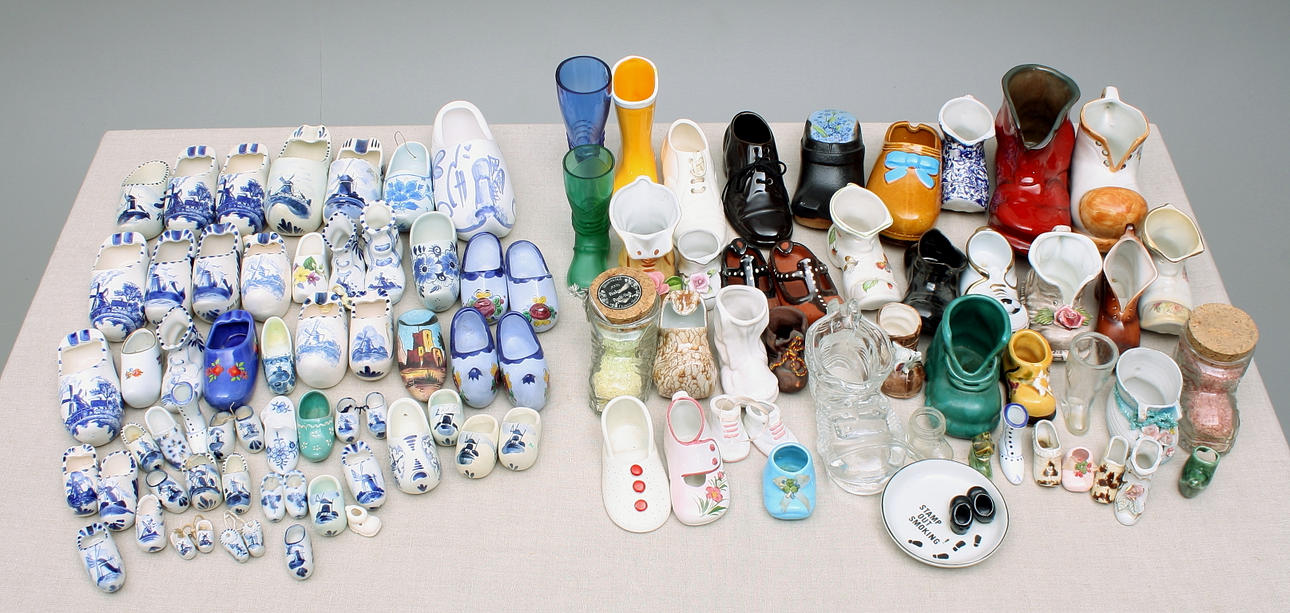 PORSLINSSKOR, samling ca 100 st, Holländska träskor + keramik och glas.