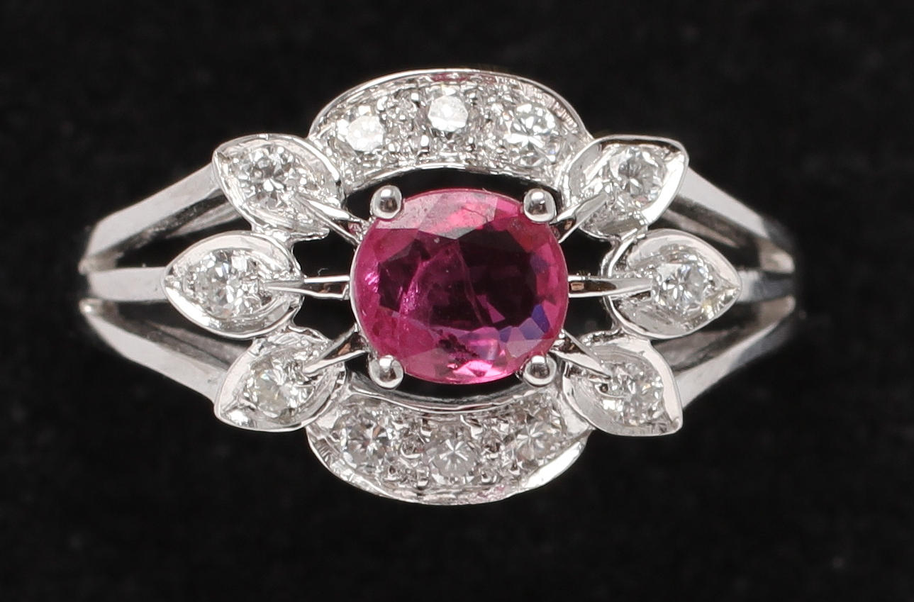 RING, 18k vitguld med rubin samt tolv mindre diamanter. Vikt 3,0g.