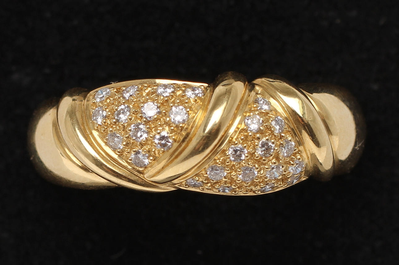 RING, 18k gold with 26 smaller diamonds. Weight 5.2g.