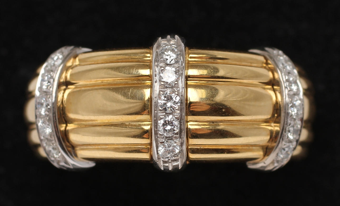 RING, 18k guld med femton vitguldinfattade mindre diamanter. Vikt 9,0g.