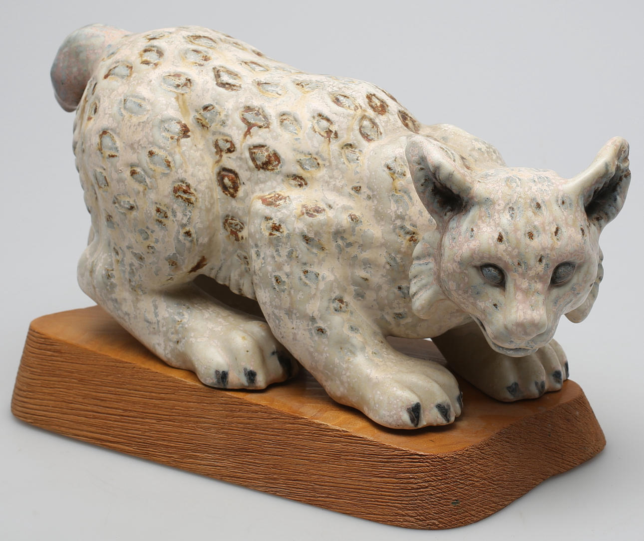 GUNNAR NYLUND. Lodjur. Stengods. Glasyr i vitt och brunt. Signerad R Sverige G N 41/300.