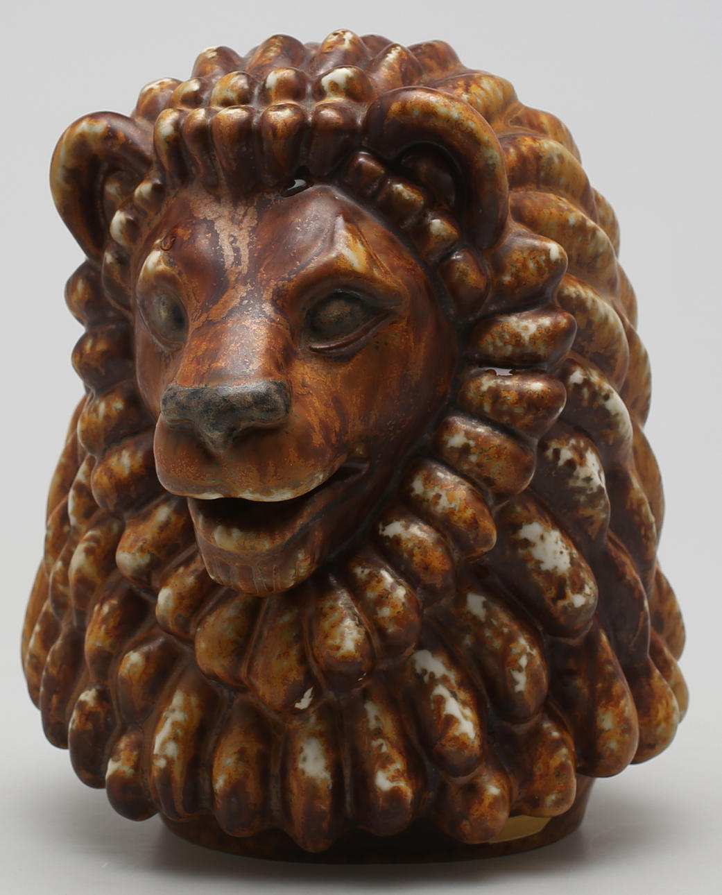 GUNNAR NYLUND. Lejonhuvud. Stengods i brunt och beige. Signerad R Sverige G N, Rörstrand.