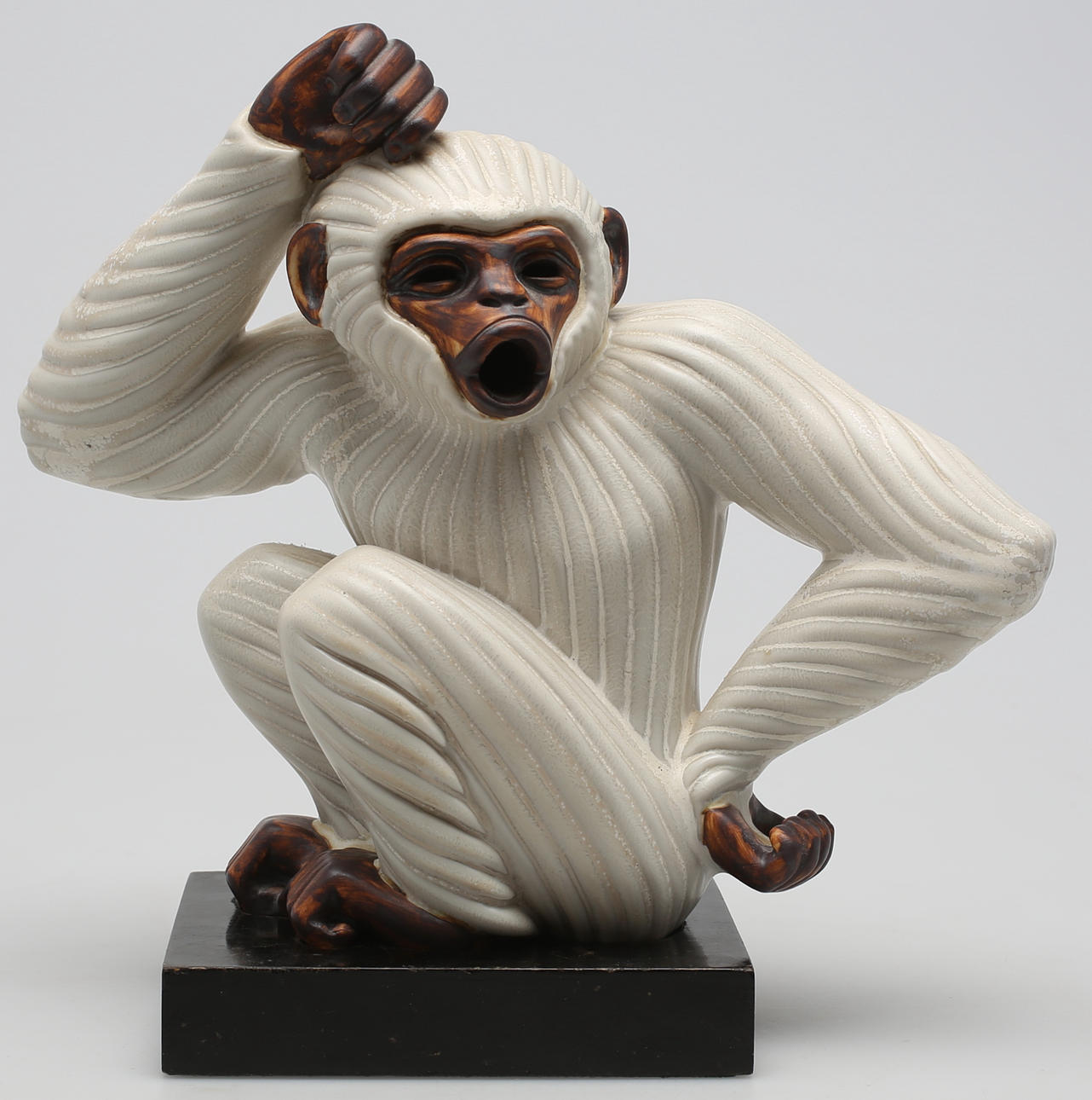 GUNNAR NYLUND. Apa, i stengods, vit- och brunglaserad. Signerad Rörstrand R Nylund. 250/25.