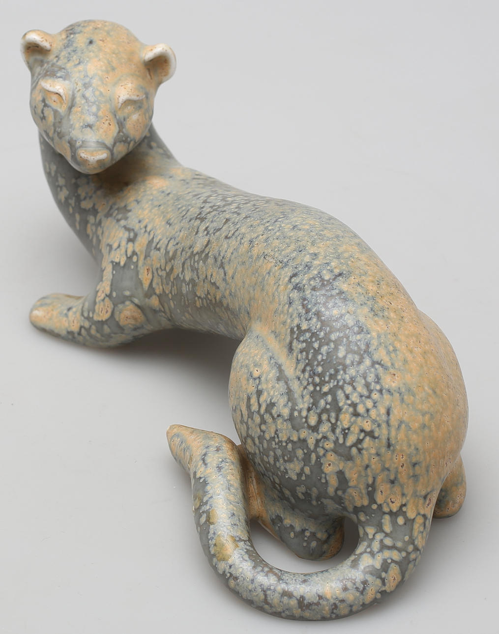 GUNNAR NYLUND. Utter. Stengods. Glaserad i blått och vitt. Signerad GN Rörstrand, Sweden.