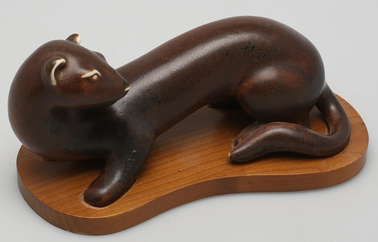 GUNNAR NYLUND. Utter. Stengods. Harpälsglasyr i brunt. Signerad GN Rörstsrand.