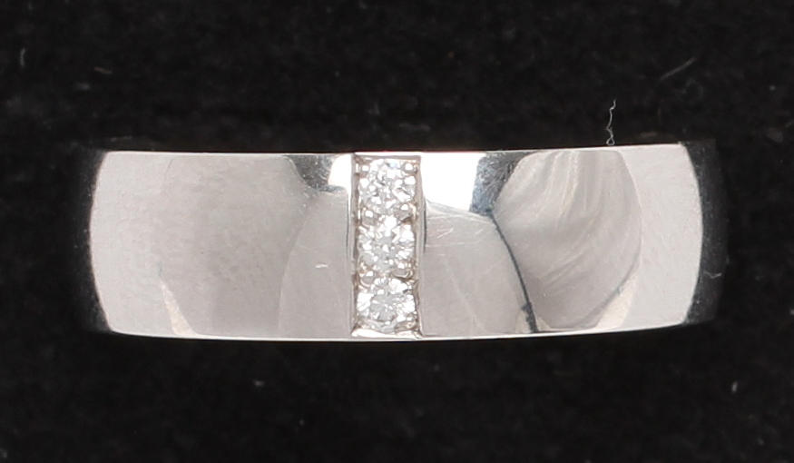 RING, 18k vitguld med tre diamanter. Vikt 7,1g.