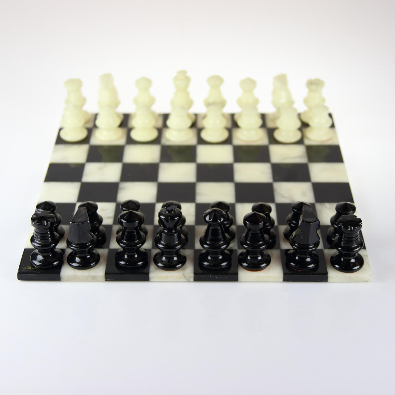 SCHACHSPIEL, Alabaster mit Alabastersteinen, Chiellini, Italien.