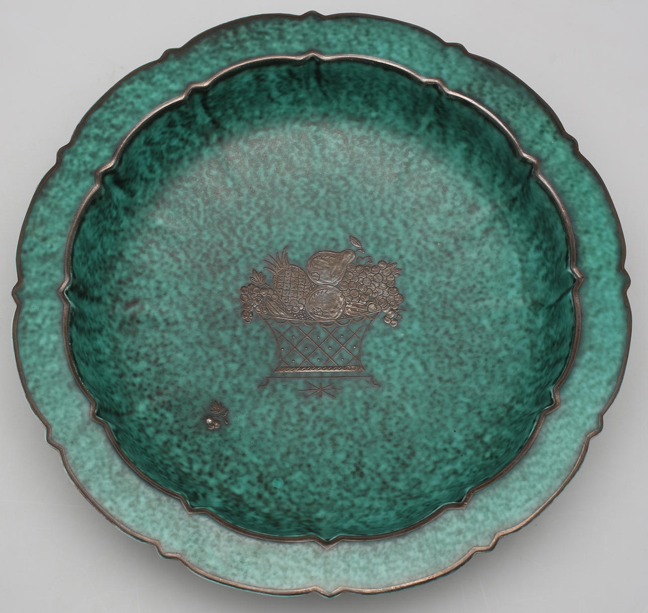 WILHELM KÅGE. Fat. Stengods med silverdekår. Kåge 941, Gustavsberg.