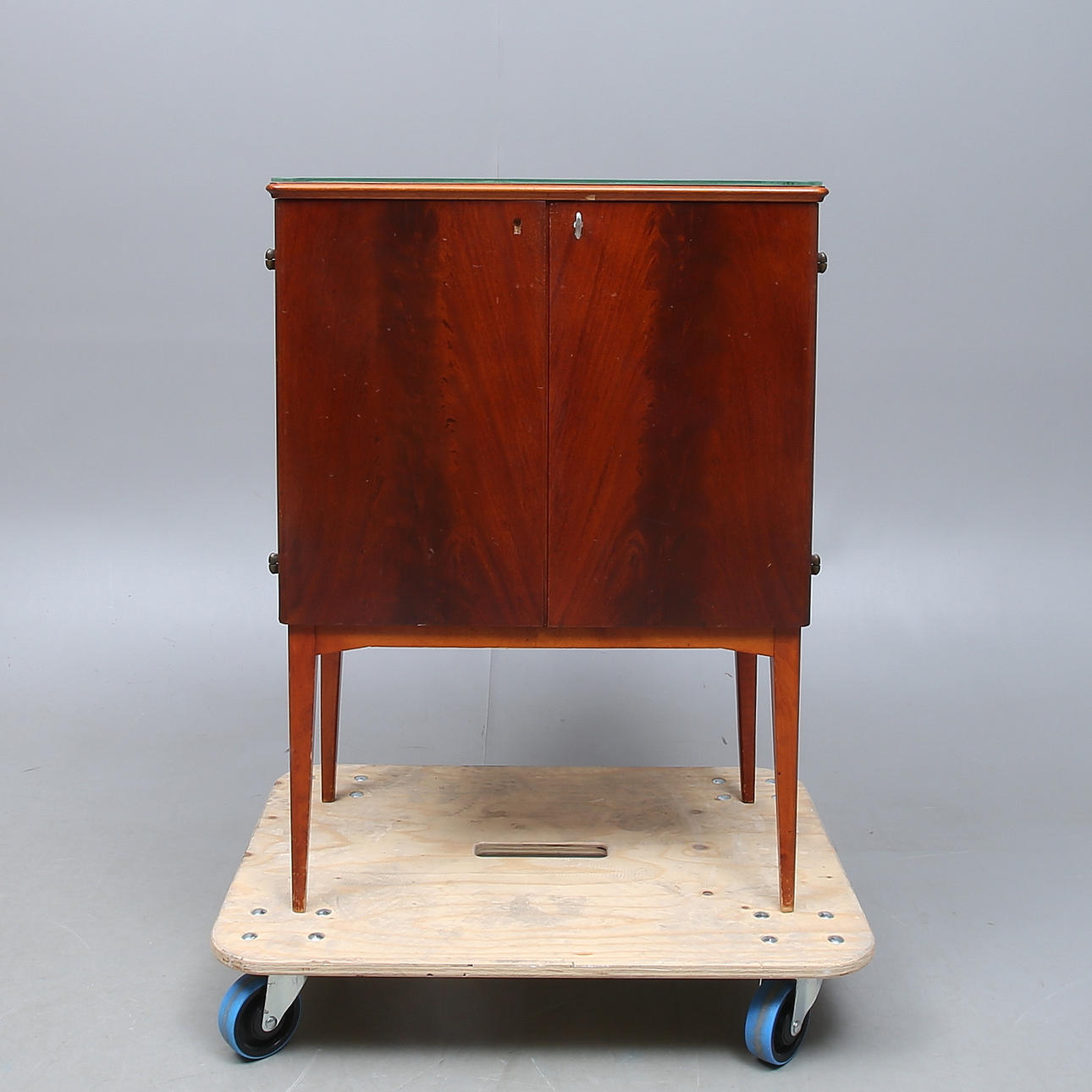 BARSKÅP, med belysning, 1950-tal.