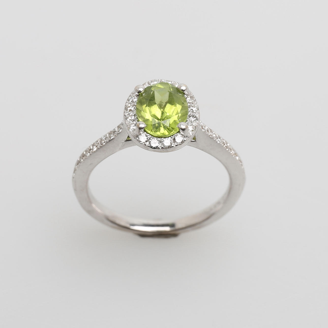 CARMOSÉRING MED GRÖN STEN OCH DIAMANTER.