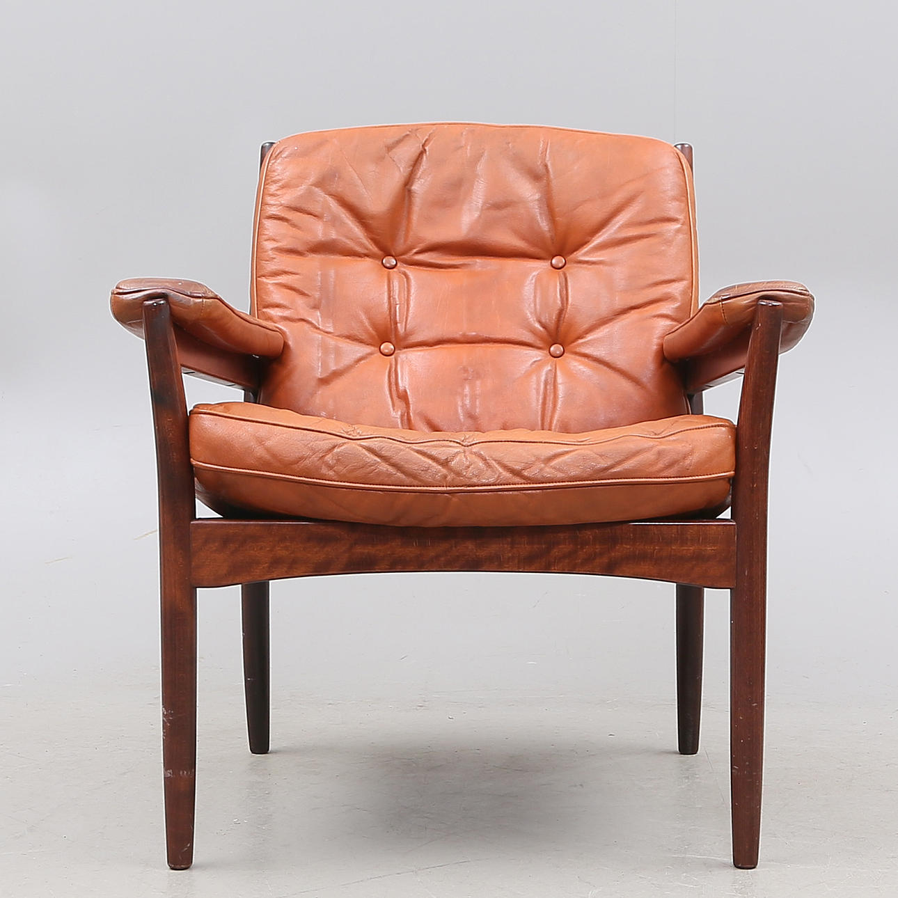 FÅTÖLJ, trä/skinn, 1900-tal.