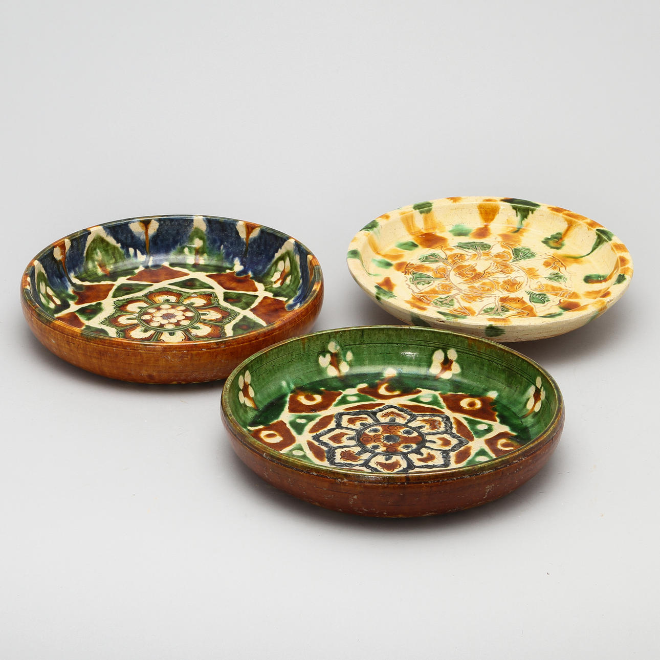 SKÅLAR, 2 st, samt TRIPOD, lergods, Kina, Tangstil.