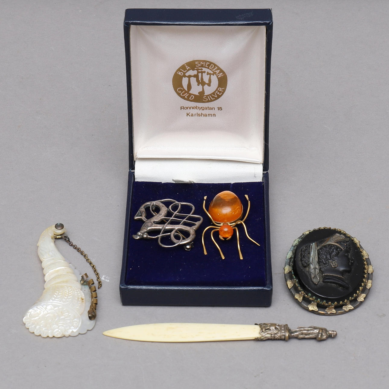 Lote, 5 partes, i.a. broches, navaja.