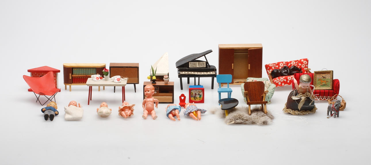 DOCKSKÅPSMÖBLER samt DOCKOR, bland annat fladdermusfåtölj.