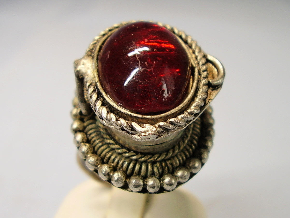 ANTIKER GIFTRING RING MIT GEHEIMFACH.