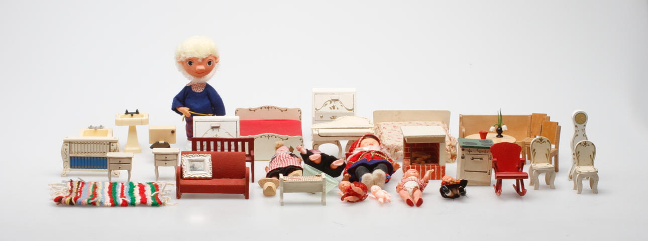 DOCKSKÅPSMÖBLER samt DOCKOR, bland annat badrumsinredning.