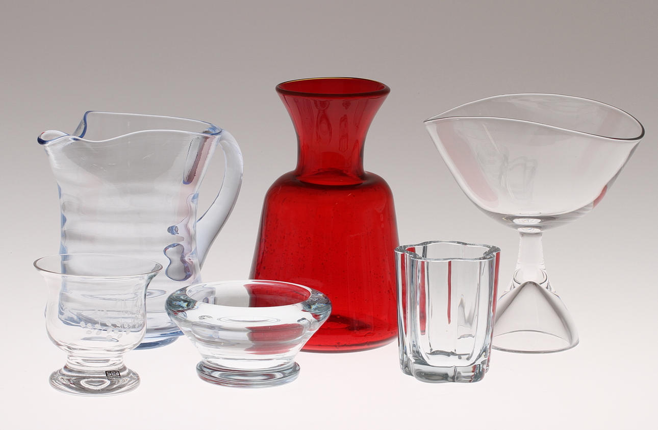 PARTI GLAS, 6 delar, vaser, skålar samt tillbringare. Bl a Vicke Lindstrand, Kosta. Erik Höglund m m.