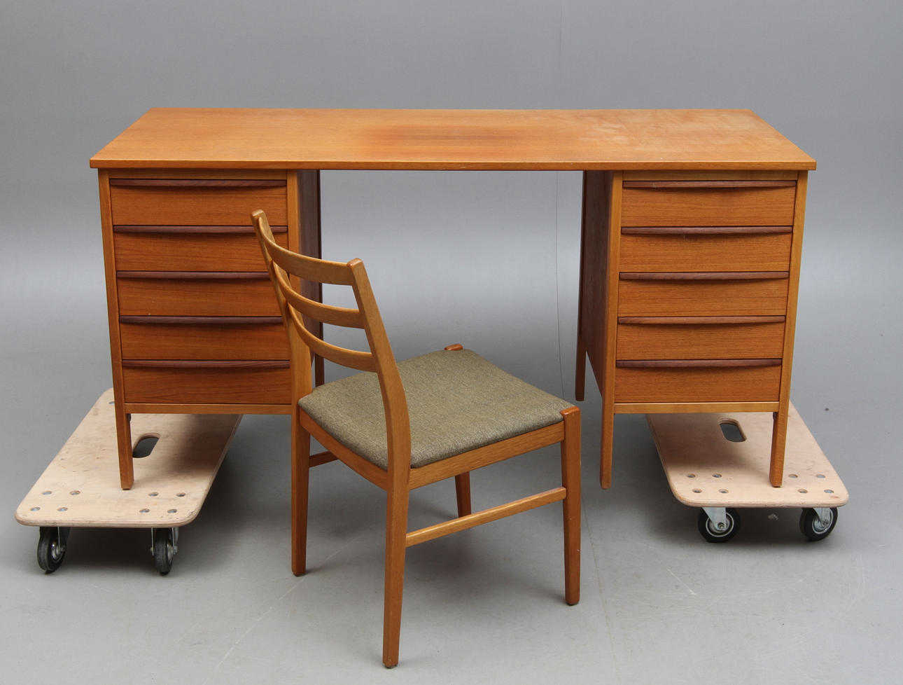 SKRIVBORD, med två hurtsar, teak, 1900-talets andra hälft.