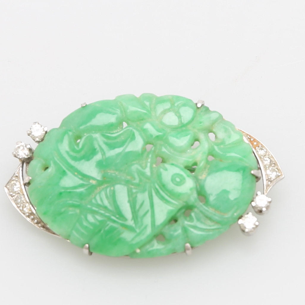 BROSCHE MIT JADE-PLATTE.